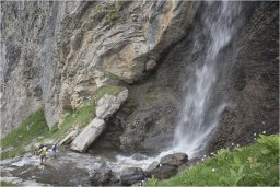 Au pied de la cascade